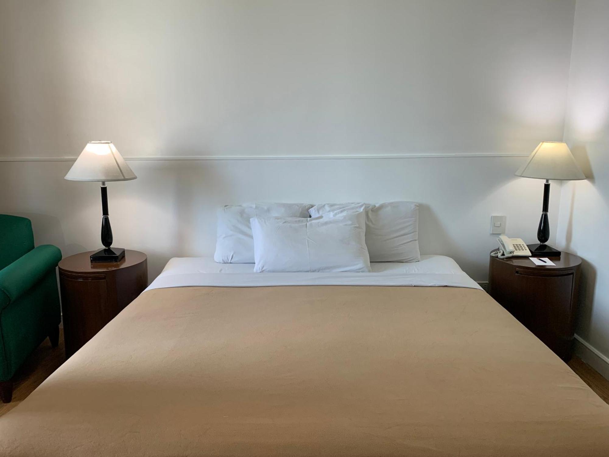 Pearl Manila Hotel Экстерьер фото